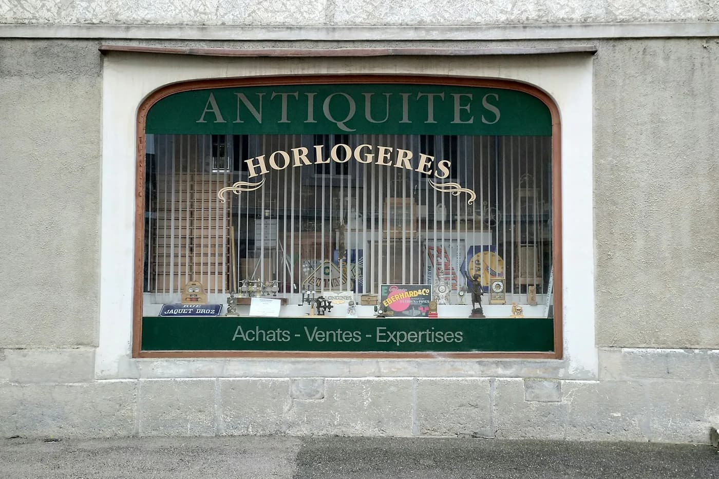 Vetrina di un negozio di orologeria d'epoca